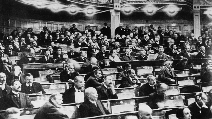Which theories of democratisation best explain why democracy failed in the Weimar&nbsp;Republic?
